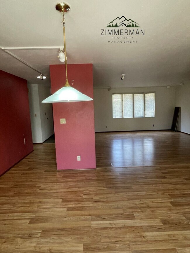 Foto del edificio - 3 Bedroom, 3 Bathroom Home in Beautiful Sh...