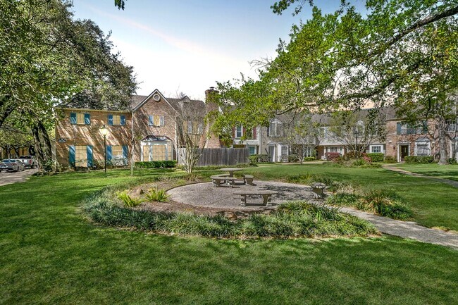 Foto del edificio - 13240 Trail Hollow Dr