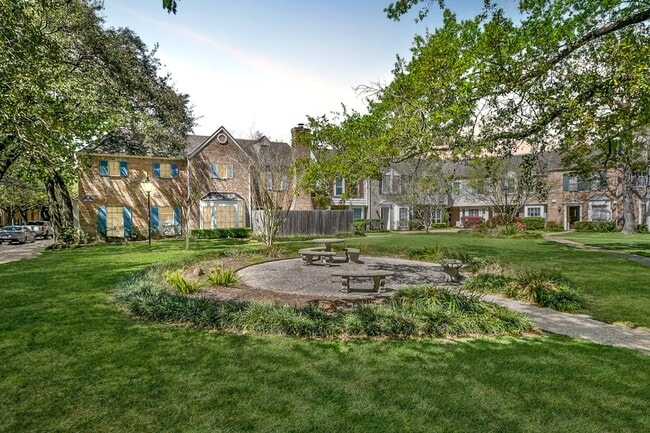 Building Photo - 13240 Trail Hollow Dr