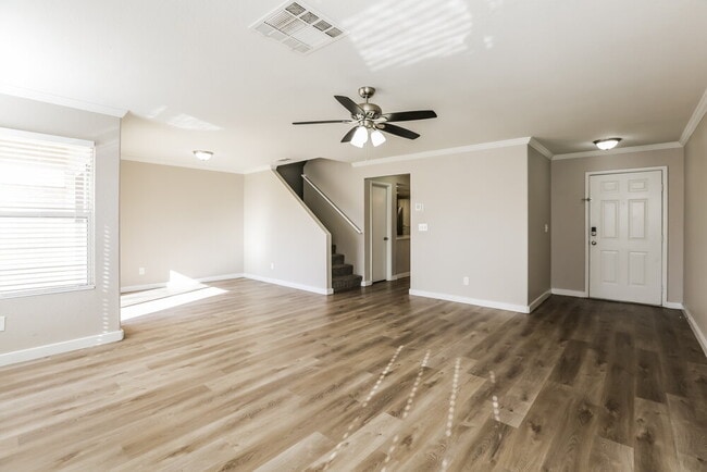 Foto del edificio - 6373 Rose Tree Ln