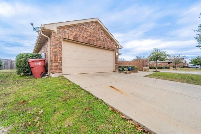 Building Photo - This amazing home in Royse City beautiful ...