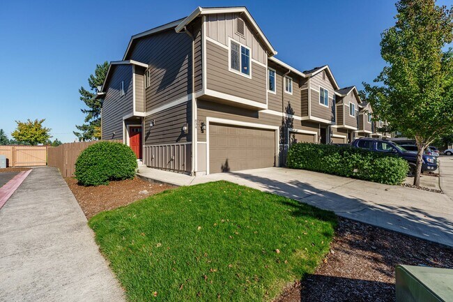 Building Photo - 3 Bedroom 2.5 Bath Town Home