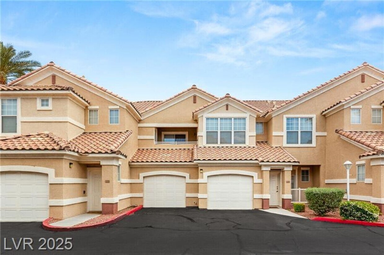 Foto principal - Spacious Two-Bedroom Condo with Resort-Sty...