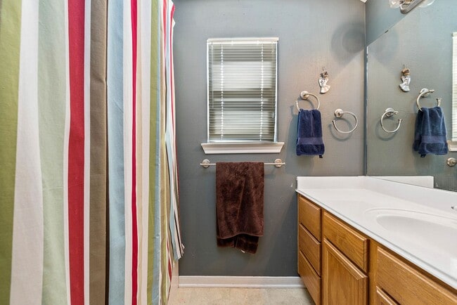 Foto del edificio - SUBLEASE AVAILABLE IMMEDIATELY THROUGH JULY 2026!  Charming 3 Bed, 2 Bath in Central Location!