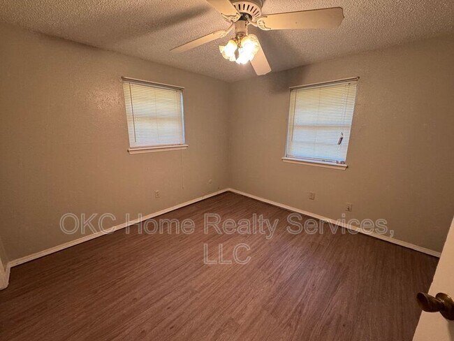 Building Photo - 9313 NE Stardust Ln