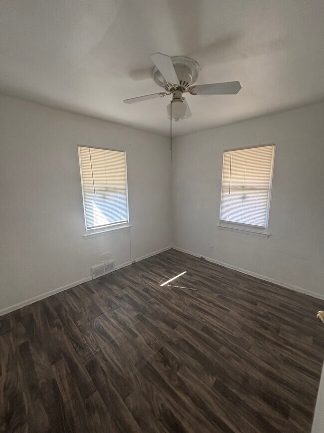 Dormitorio 2 - 4966 Claxton Ave