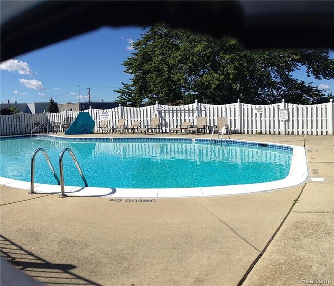 Foto del edificio - 2400 Parmenter Blvd