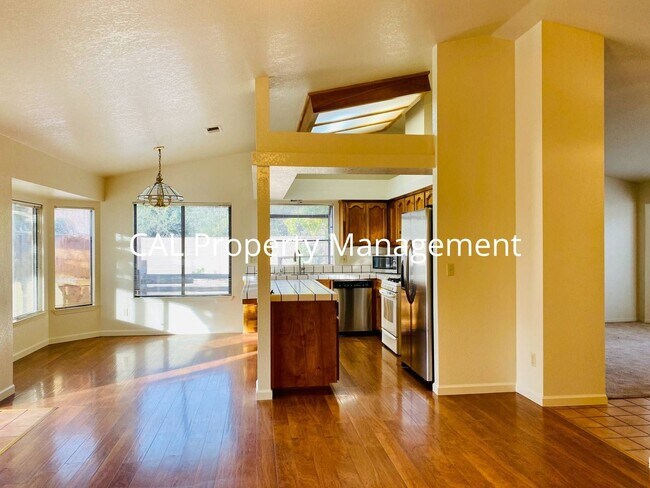 Foto del edificio - Rare 4 bedroom 2 bath rental in Pine Meadow Estates King City!