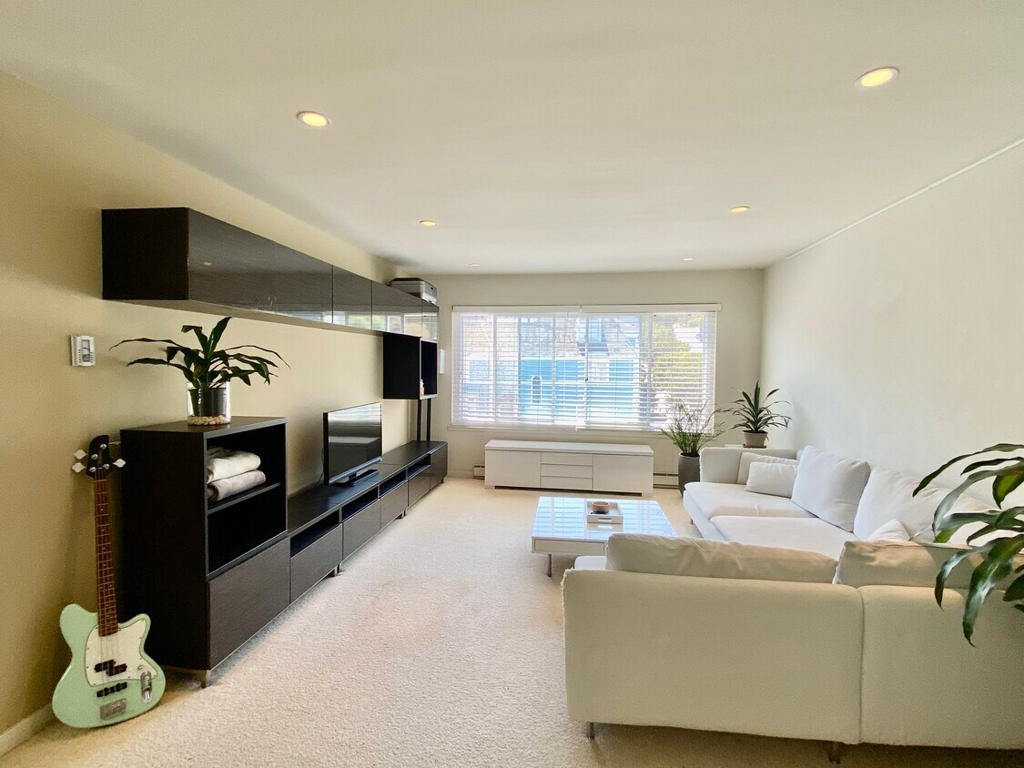 Large living Room - 1998 Pacific Ave