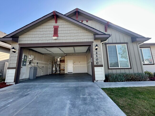 Building Photo - 2100 N Thorndale Ave