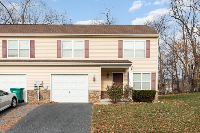 Building Photo - Well Maintained End Town Home Unit For Ren...