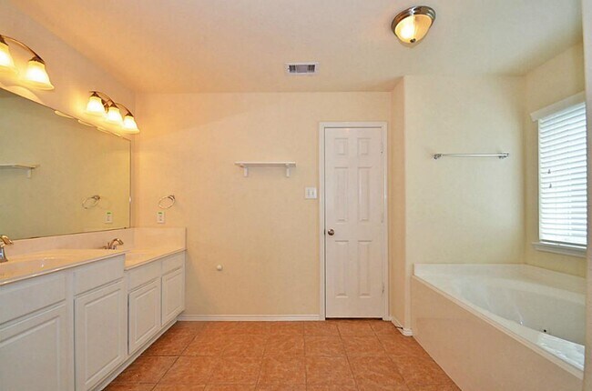 Foto del edificio - 5327 Stonegate Dr