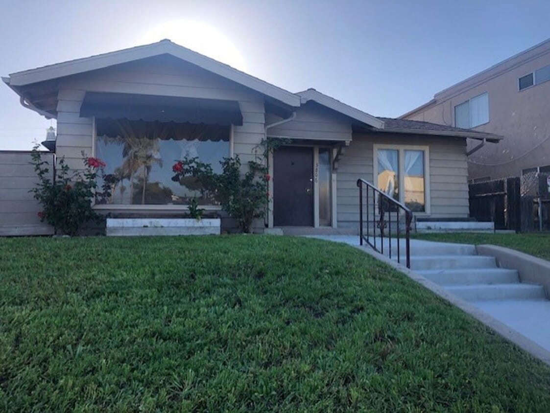 Primary Photo - Centrally Located 2 Bed, 2 Bath House in N...