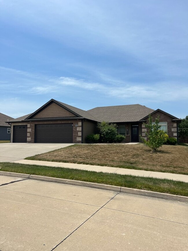 Building Photo - 5609 Abercorn Dr