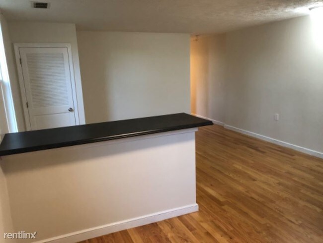 Building Photo - 1 br, 1 bath Apartment - 73 Bank St 4 Unit 4