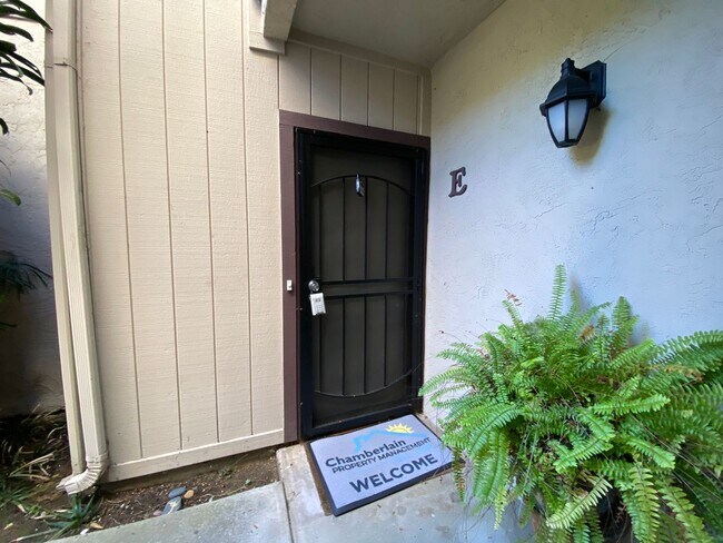 Foto del edificio - Spacious 2 Bedroom/ 2 Bath in the Highly Desired Tropical Setting of Windsong Cove Community of C...