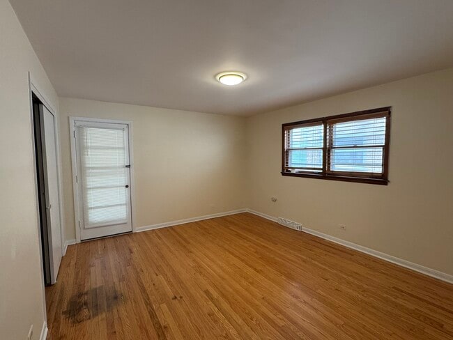 Building Photo - 2936 W Touhy Ave