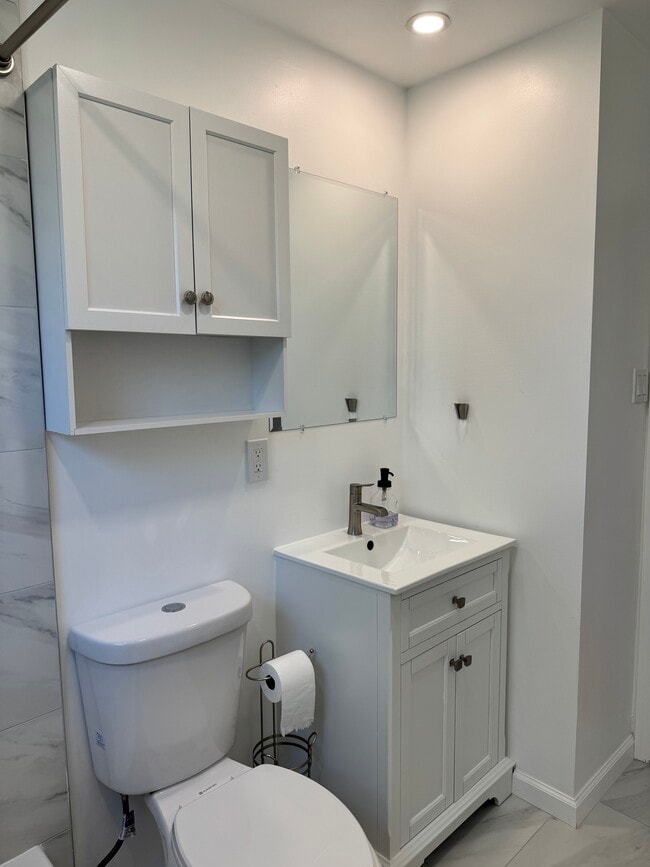 Bathroom alt view - 536 Kalmia St