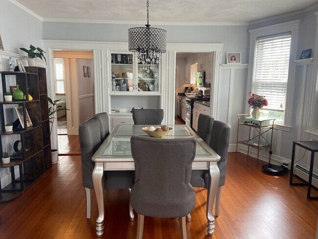 Building Photo - 574 School St