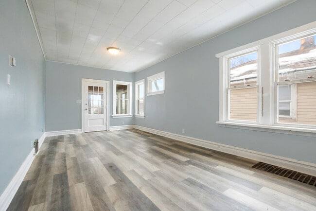 Building Photo - Home For Rent