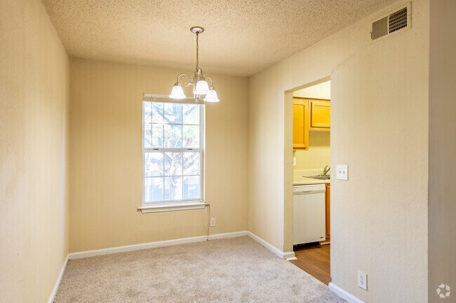 1BR, 1BA - Comedor de 818SF - Woodside Village