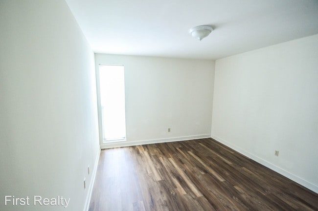 Building Photo - 1 br, 1 bath Apartment - 516 E. Glenn Ave.
