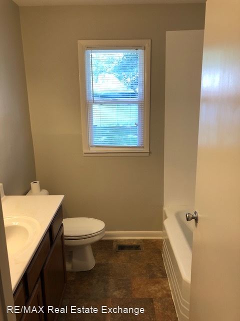 Building Photo - 3 br, 1 bath House - 1110 E. 11th
