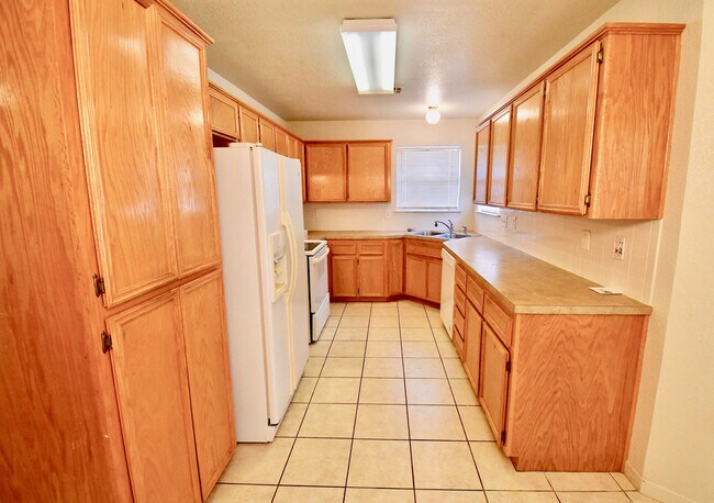 Building Photo - Inviting 3 Bedroom 2.25 Bath home in Hymesa Estates!