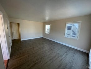 Building Photo - 957 Oakwood Ave