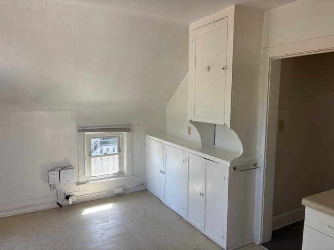 Building Photo - 1675 Van Buren Ave