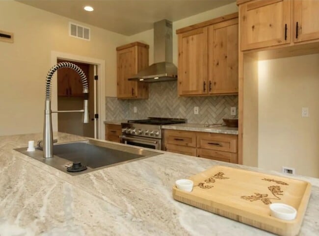 Building Photo - 4 Bed 3 Bath  Custom Built Home in Golden Hills Community in Tehachapi CA!