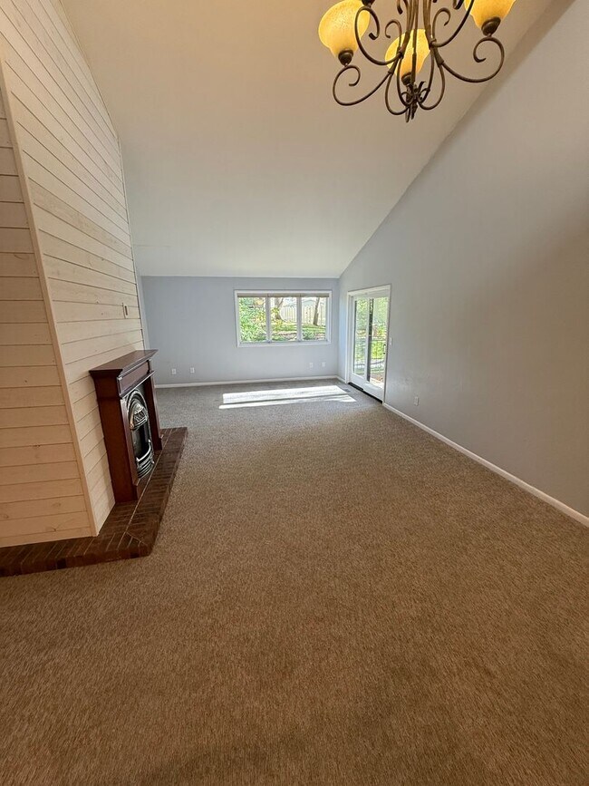 Building Photo - Quiet Midtown Home