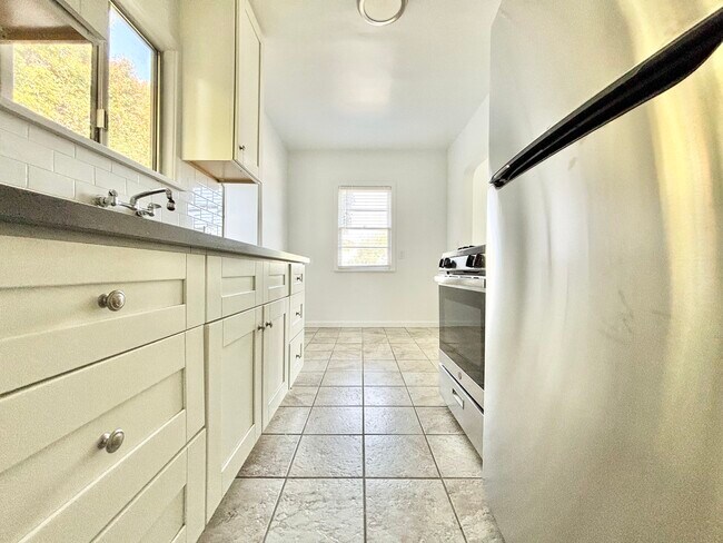 Building Photo - 821 Maple St Santa Monica CA 90405