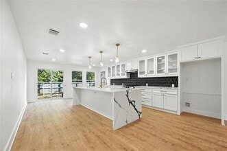 Building Photo - 508 W White Ave