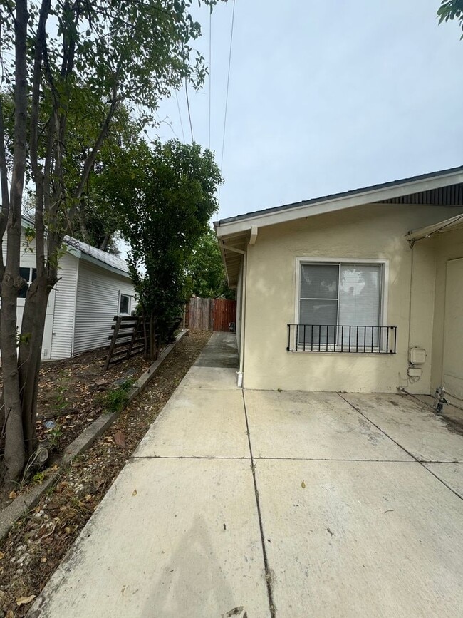 Building Photo - TAKE A LOOK AT THIS LOVELY HOME!