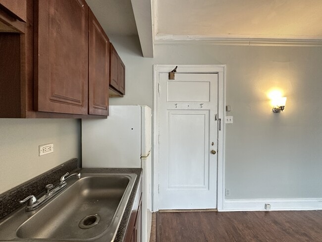 Building Photo - 4349 N Damen Ave