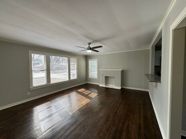 Building Photo - Remodeled and ready for New Tenant!!!