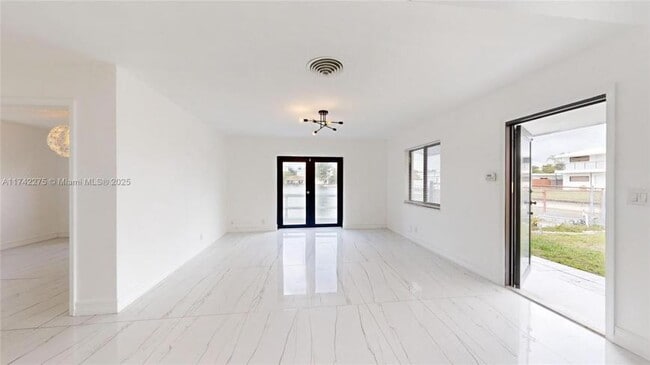 Building Photo - 2 bedroom in Hallandale FL 33004