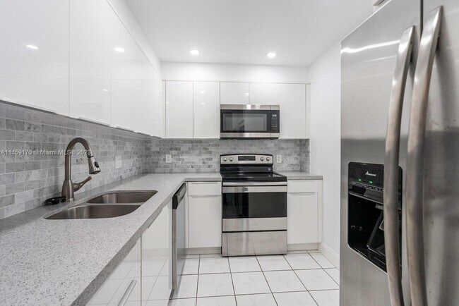 Building Photo - 9225 Collins Ave