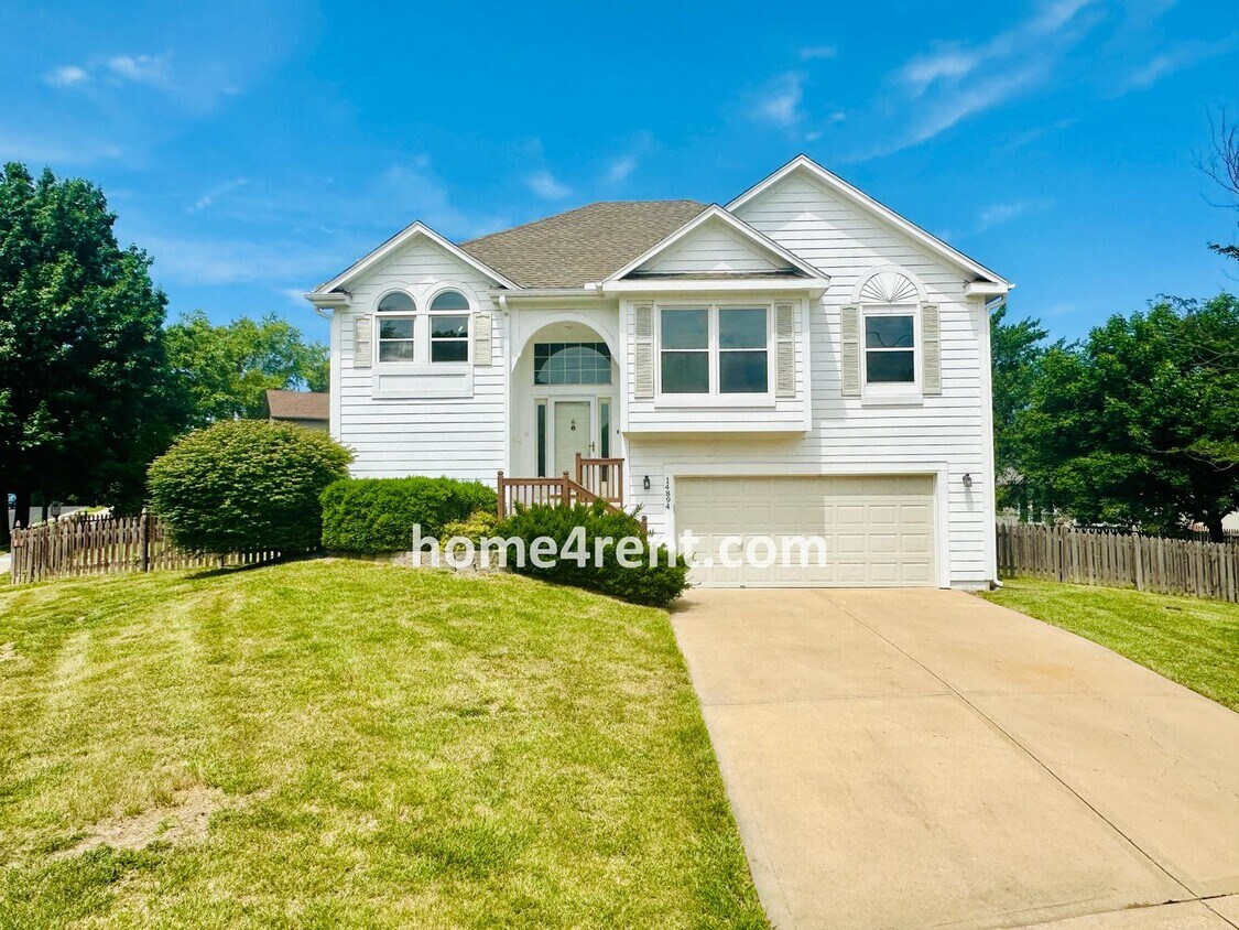 Foto principal - Brand New Paint, Wood Floors, Walkout Fini...
