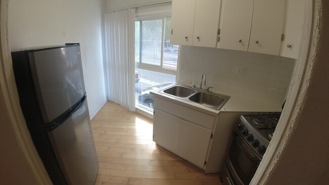 Building Photo - 485 S Roxbury Dr