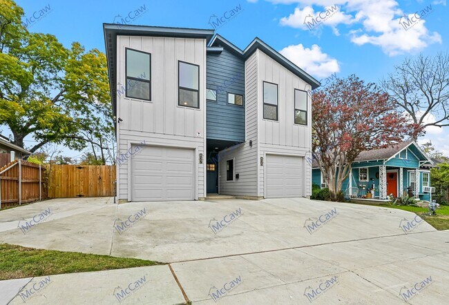 Building Photo - Incredible 3/2.5/1 Duplex Near Bishop Arts!