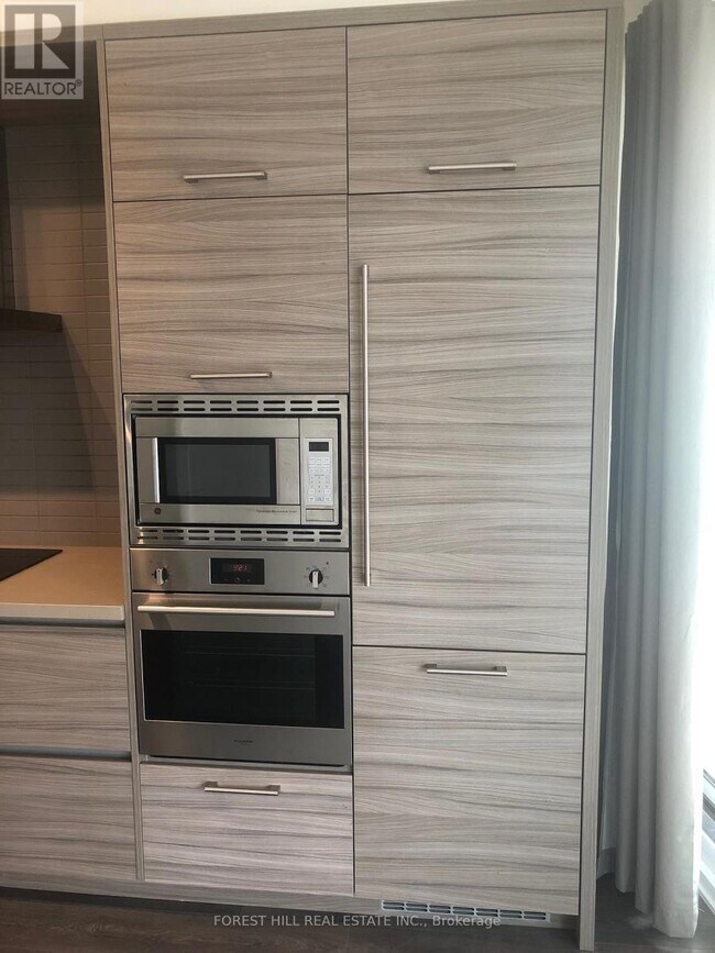 Photo du bâtiment - 2221 Yonge St