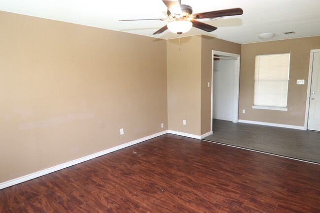 Building Photo - 607 Dupont Dr