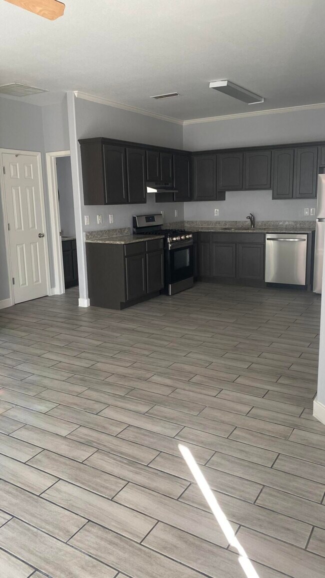 Building Photo - 12113 Hunter Hill Way