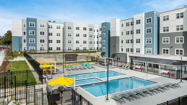 Piscina y jacuzzi - Aspen Bloomington
