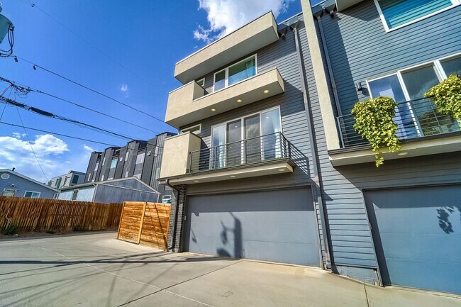 Foto del edificio - Beautiful and bright 3-bed/2.5-bath *end-u...