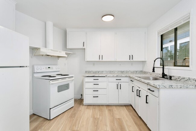 Building Photo - 610 S Sheridan Ave