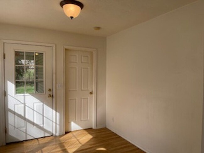 Foto del edificio - 3 Bedroom, 2 Bathroom Duplex!