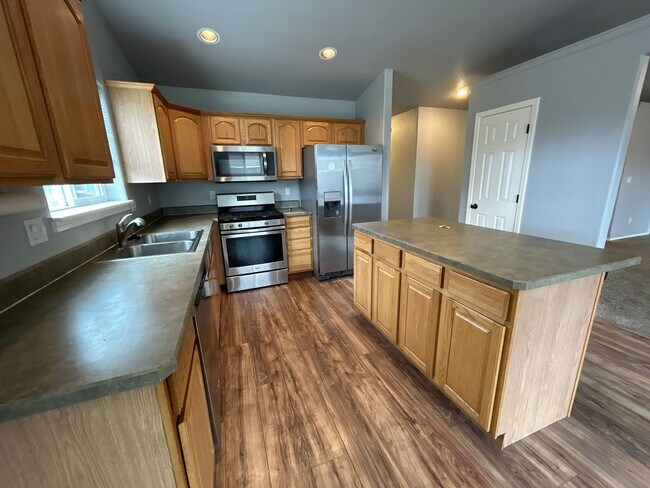 Building Photo - 3 Bedroom / 2 Bathroom Home in SW Redmond
